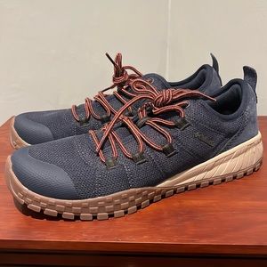 Size 9.5 men’s Columbia winter casual sneakers - no wear